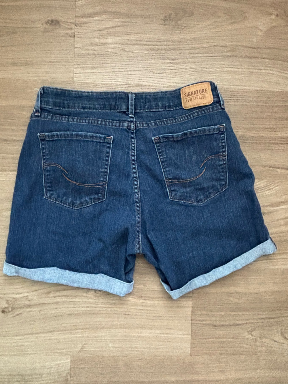 Levi Strauss Dark Blue Denim Roll-Cuff Women's Shorts Size 10 - Picture 4 of 5